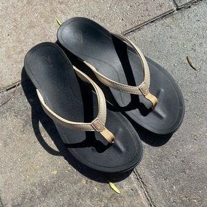 WOMEN’S OLUKAI HO’OPIO FLIP FLOP SANDALS